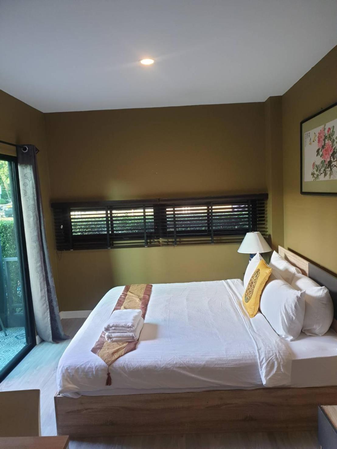 The Lantern Suites Ban Song Hong Room photo
